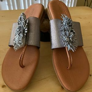 andre assous Elastic Sandal (Pewter)